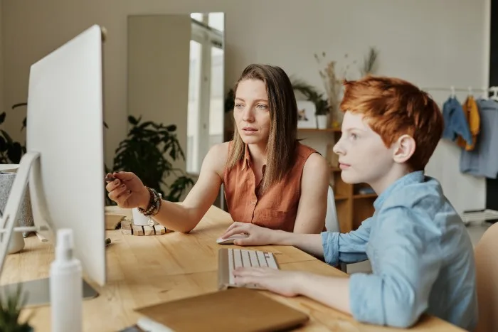 Ensinar as pessoas por meio do marketing digital